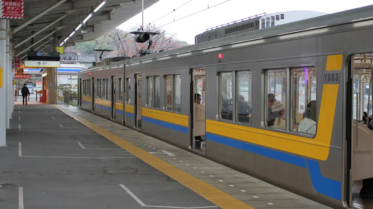 こどもの国駅で出発を待つ東急こどもの国線Y000系電車