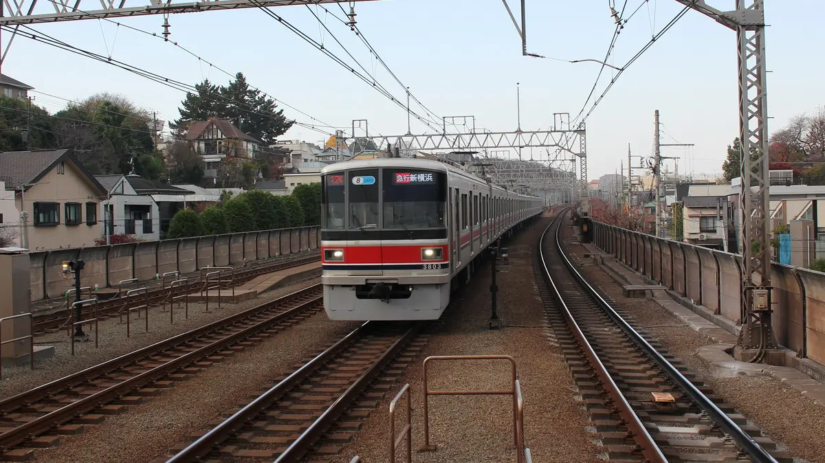 Tokyu Shin-Yokohama Line 3000 series train arriving at Tamagawa Station