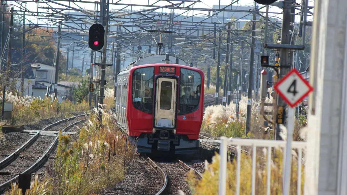槻木駅に向かう赤色の阿武隈急行線AB900系