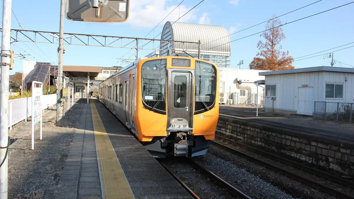 槻木駅で出発を待つ黄色の阿武隈急行AB900系