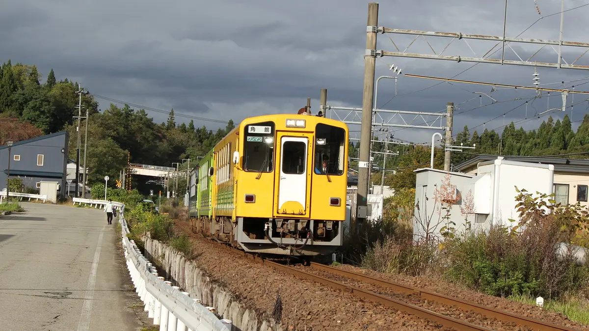 角館駅に向かう秋田内陸線AN-8800形気動車
