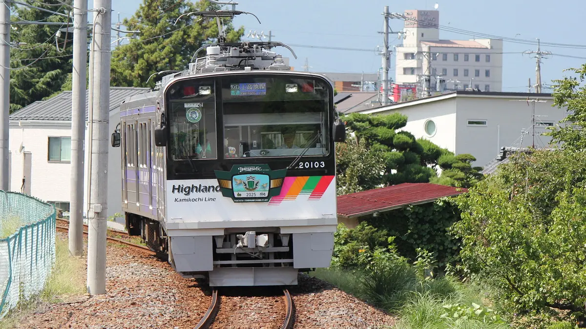 Alpico Kotsu Kamikochi Line 20100 series train arriving at Nagisa Station