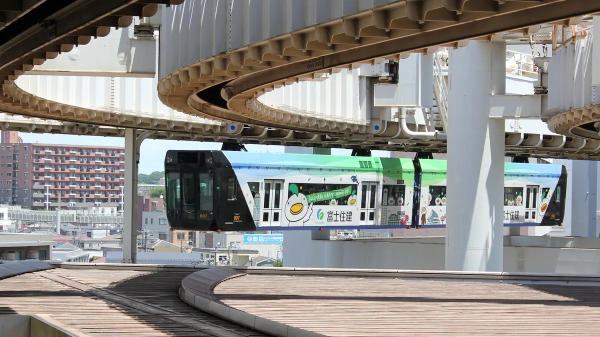 Chiba Urban Monorail Line 1 entering Chiba Station