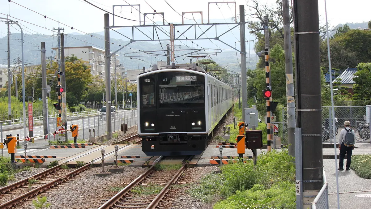 Chikuhi Line 305 series train heading towards Shimoyamato Station