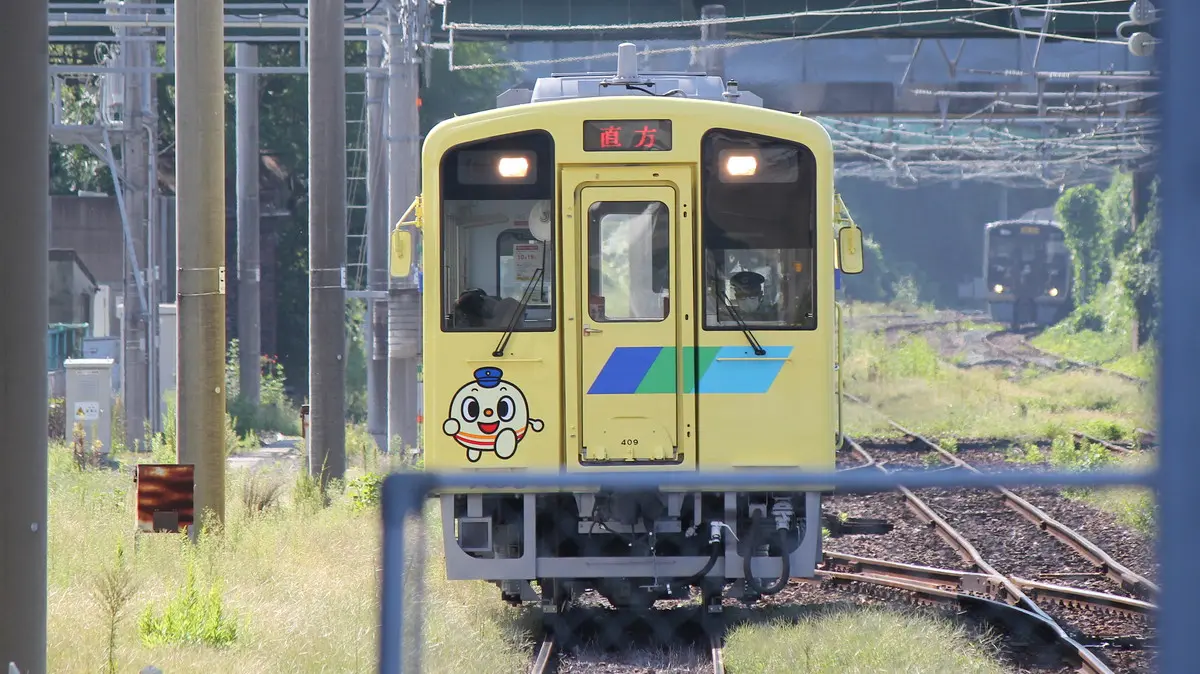 Heisei Chikuho Railway Ita Line 500 series diesel railcar arriving at Nogata Station