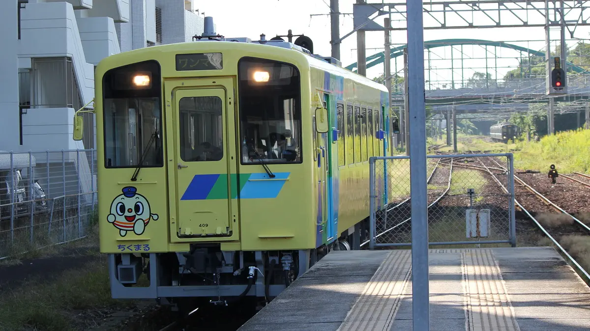 Heisei Chikuho Railway Ita Line 500 series diesel railcar heading towards Nogata Station