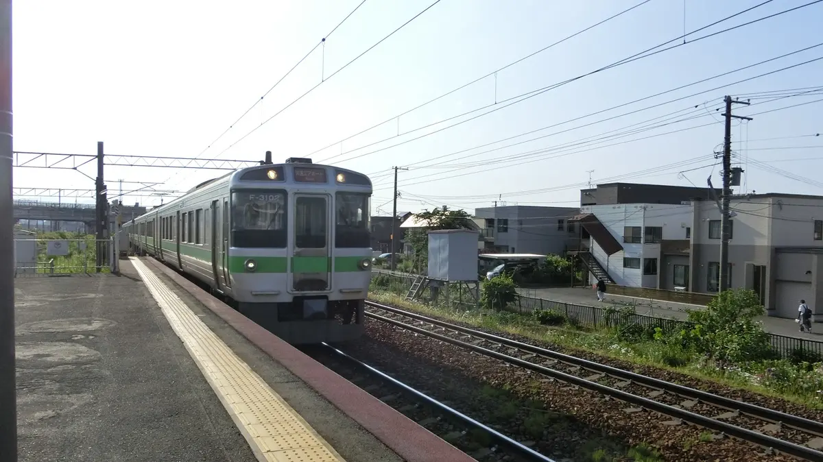 JR Chitose Line Airport Rapid 721 Series train passing Heiwa Station