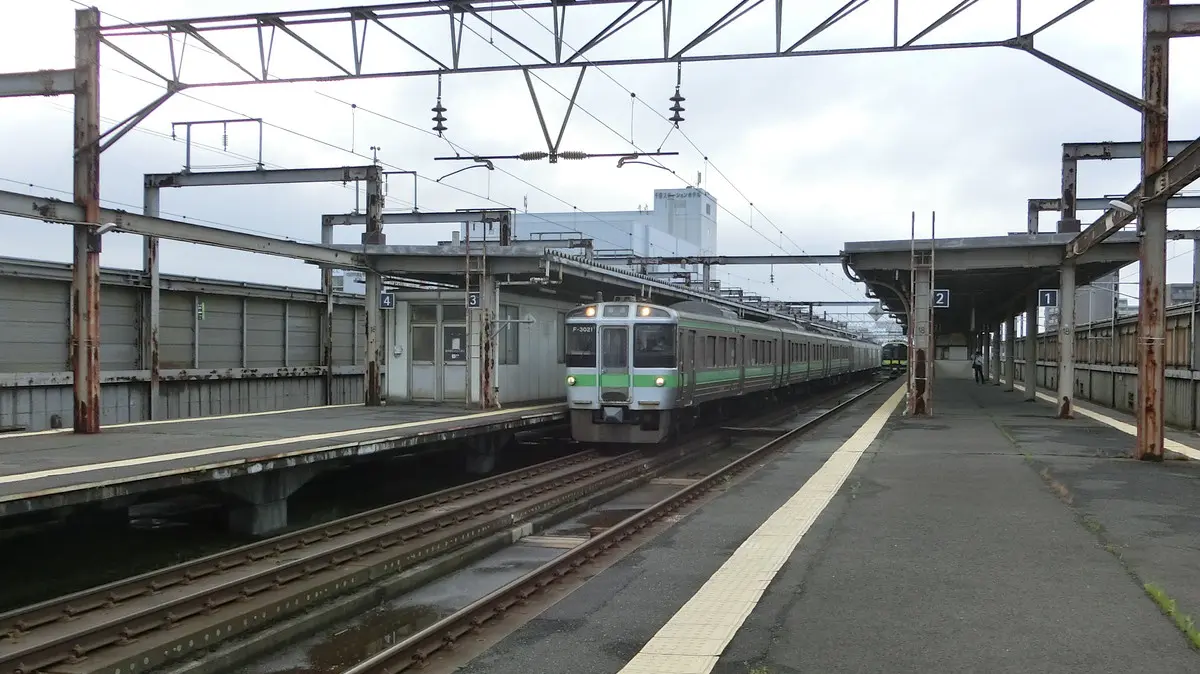 JR Chitose Line 721 series train parked at Chitose Station