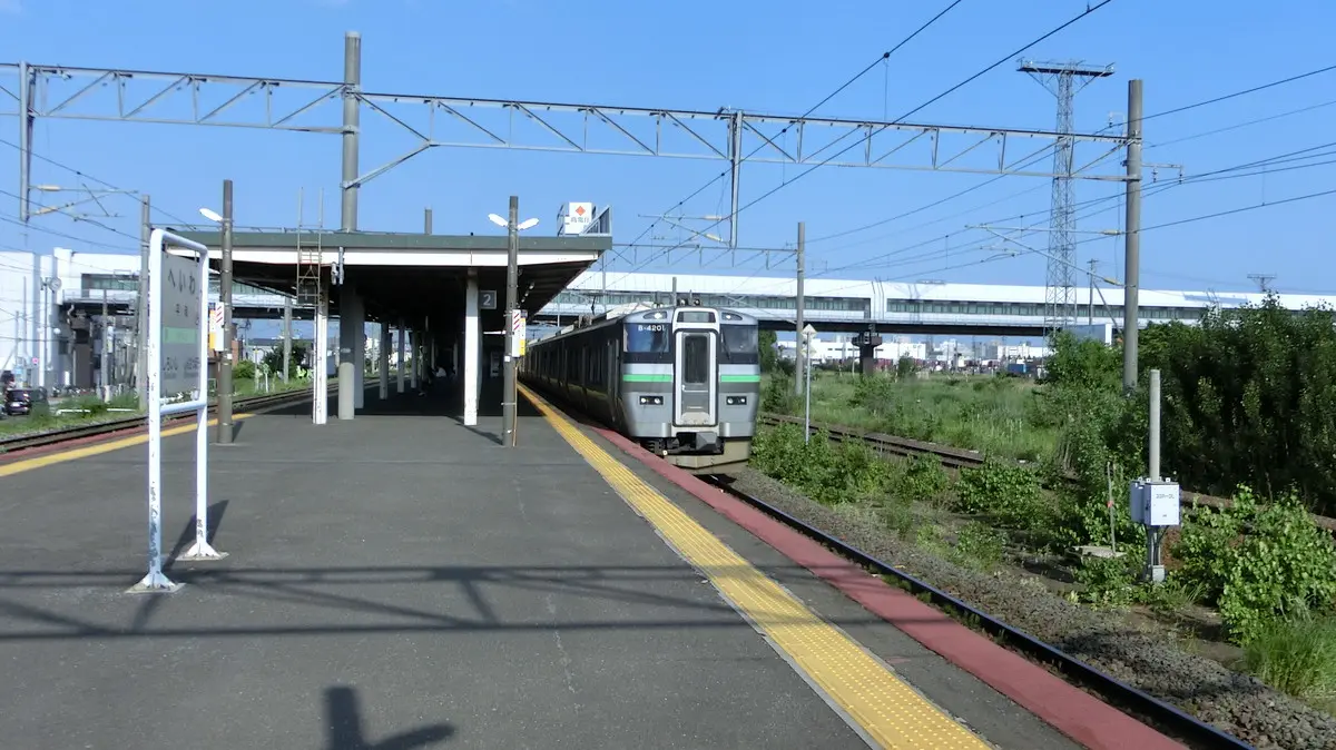 JR Chitose Line 733 series train parked at Heiwa Station