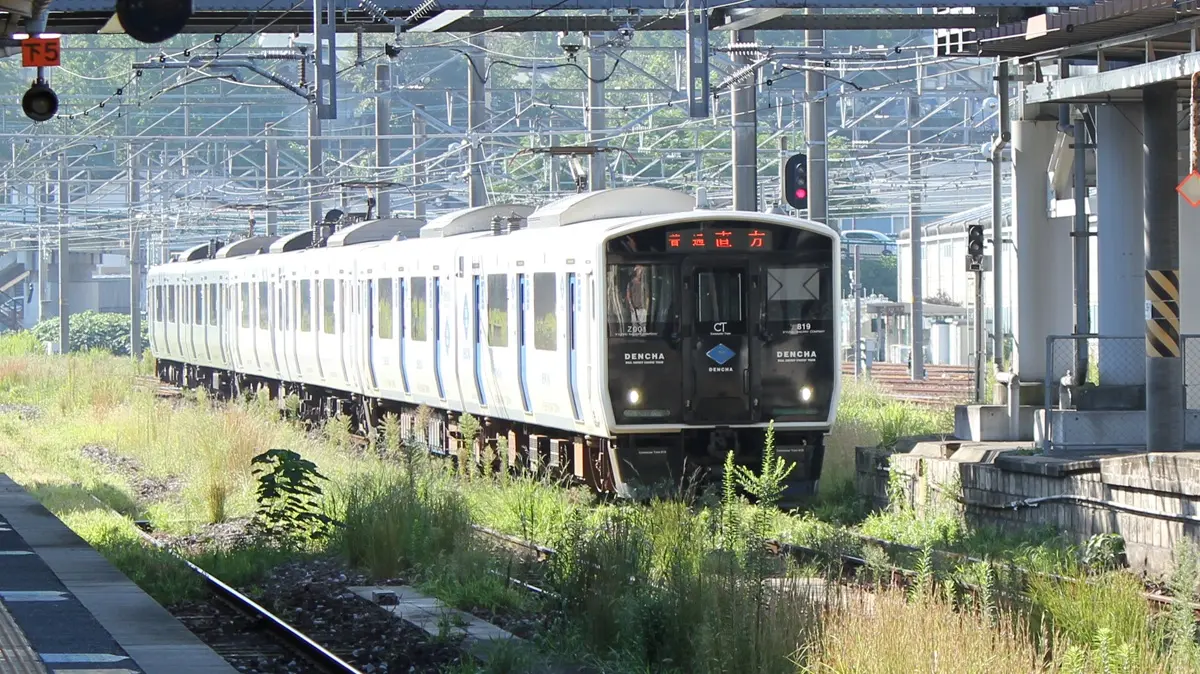 Fukuhoku Yutaka Line BEC819 series battery car arriving at Nogata Station