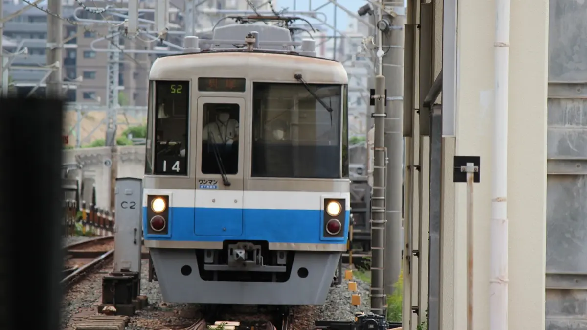 Subway Hakozaki Line 1000N series train arriving at Kaizuka Station
