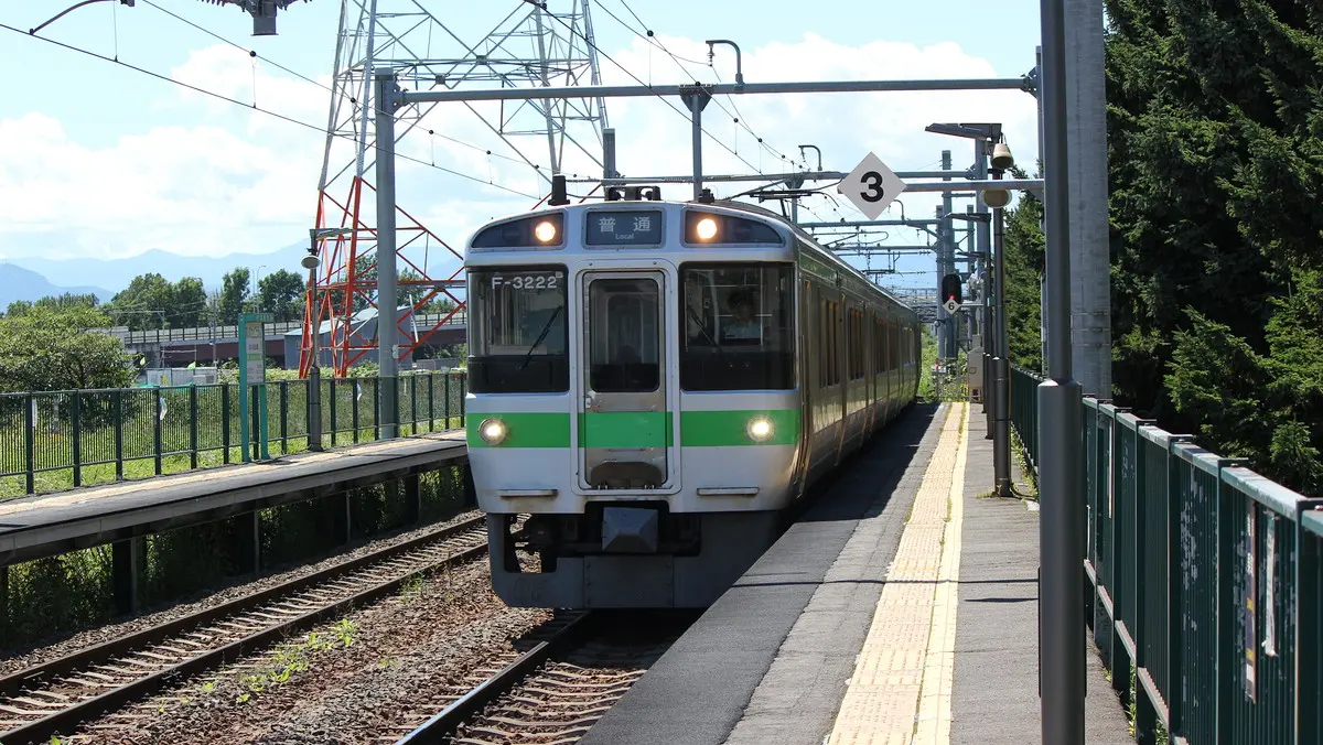 JR Gakuentoshi Line 721 series train arriving at Ainosato-Koen Station