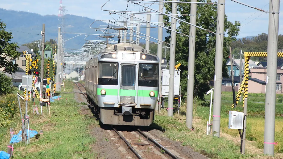 JR Gakuentoshi Line 721 series train heading towards Royce Town Station
