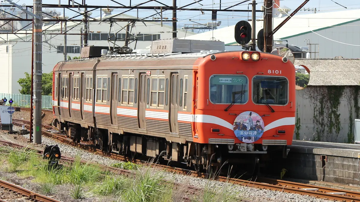 Gakunan Railway Line 8000 series train stopping at Yoshiwara Station