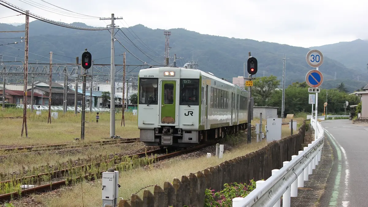 Hachiko Line Kiha 110 series 200 diesel railcar heading towards Yorii Station
