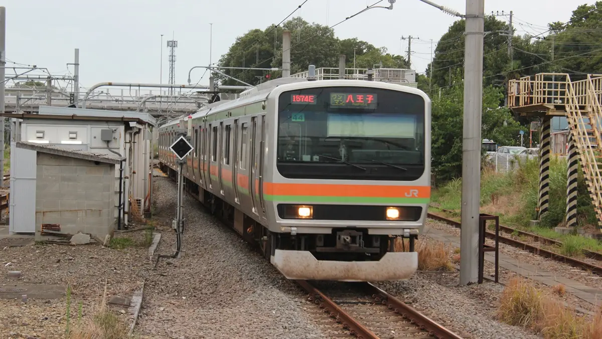 Hachiko Line E231 series 3000 train arriving at Haijima Station
