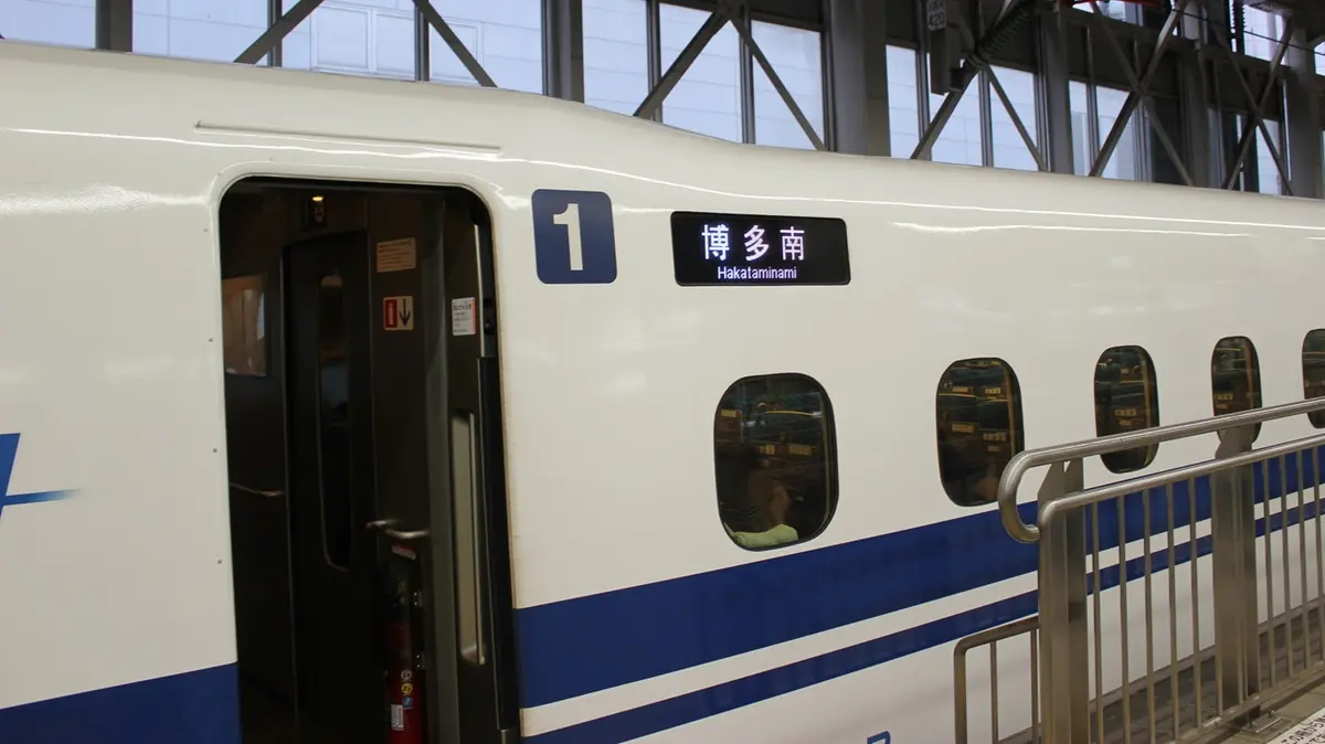 博多駅に停車中の博多南線N700系電車