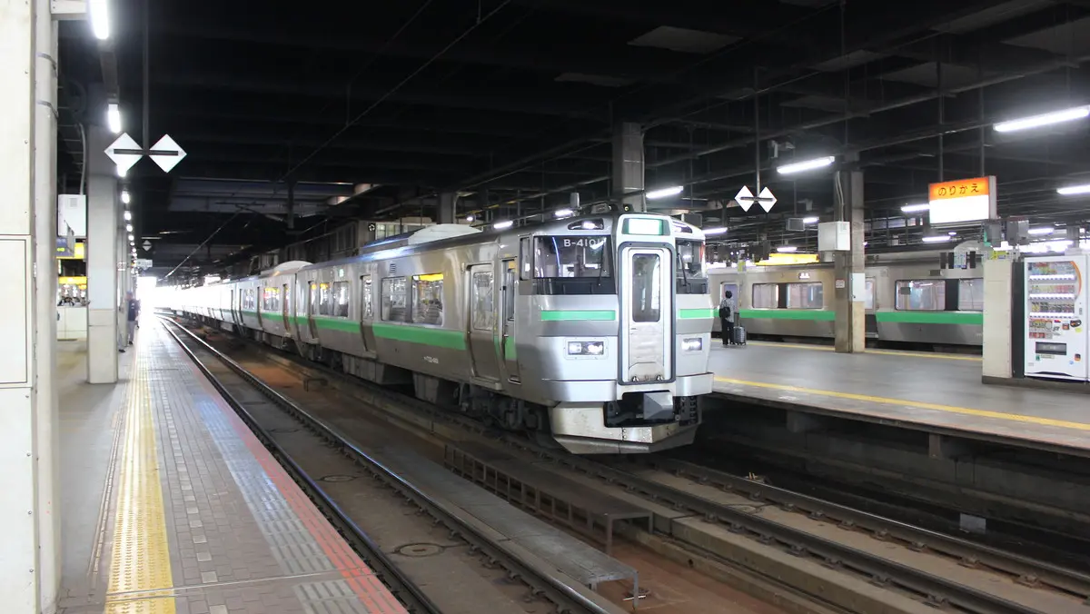 Hakodate Main Line 733 series train arriving at Sapporo Station