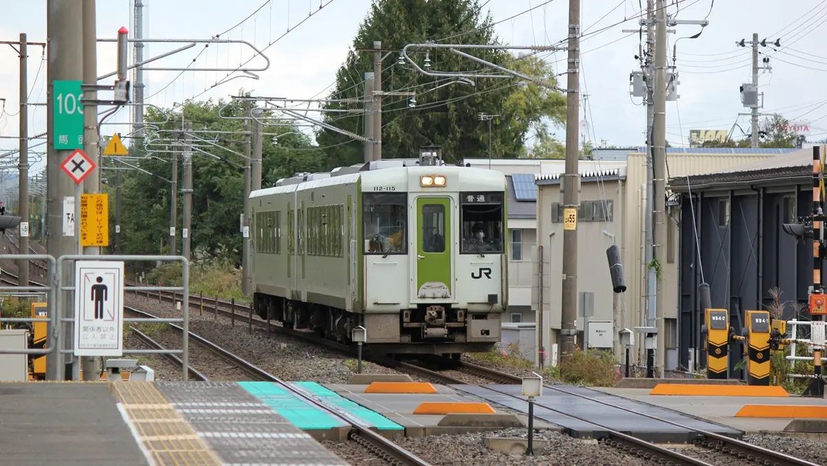 青山駅に到着する花輪線キハ110系気動車