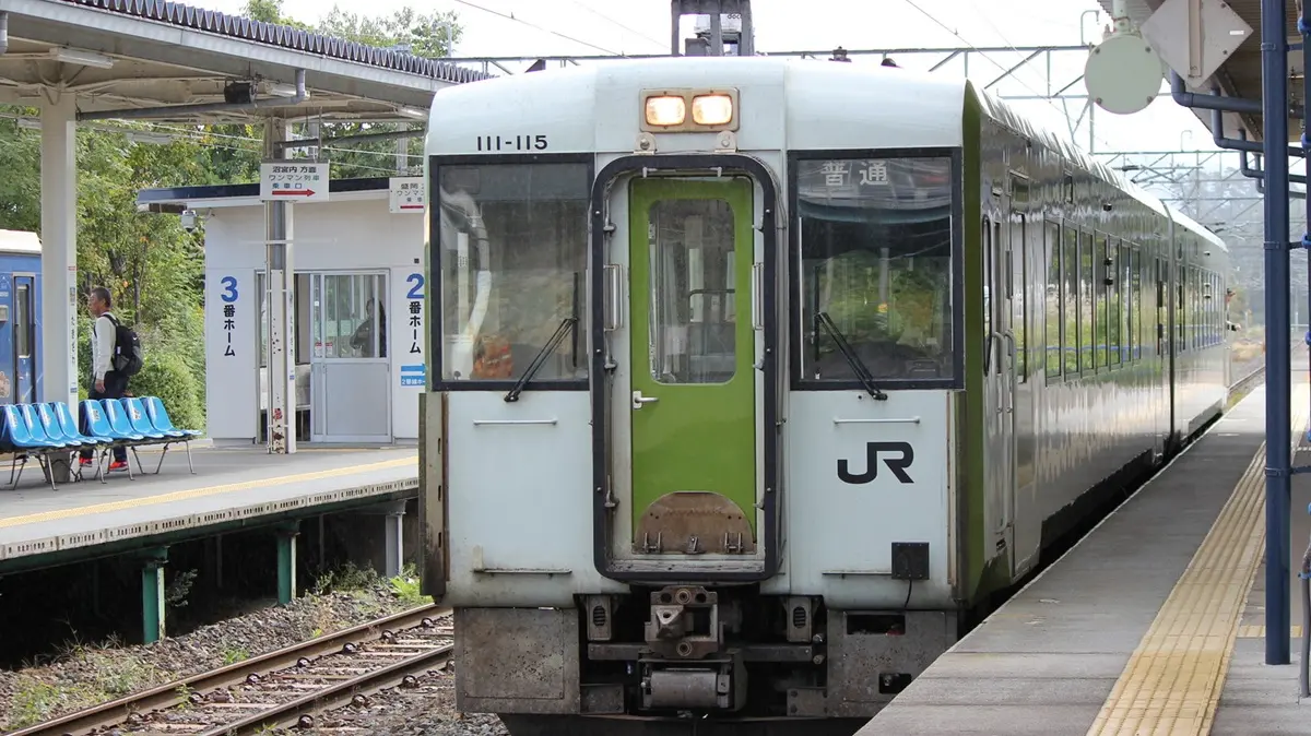 滝沢駅を出発する花輪線キハ110系気動車