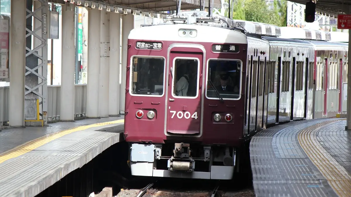 A Hankyu Imazu Line 7000 series train arriving at Nishinomiya-Kitaguchi Station from Takarazuka