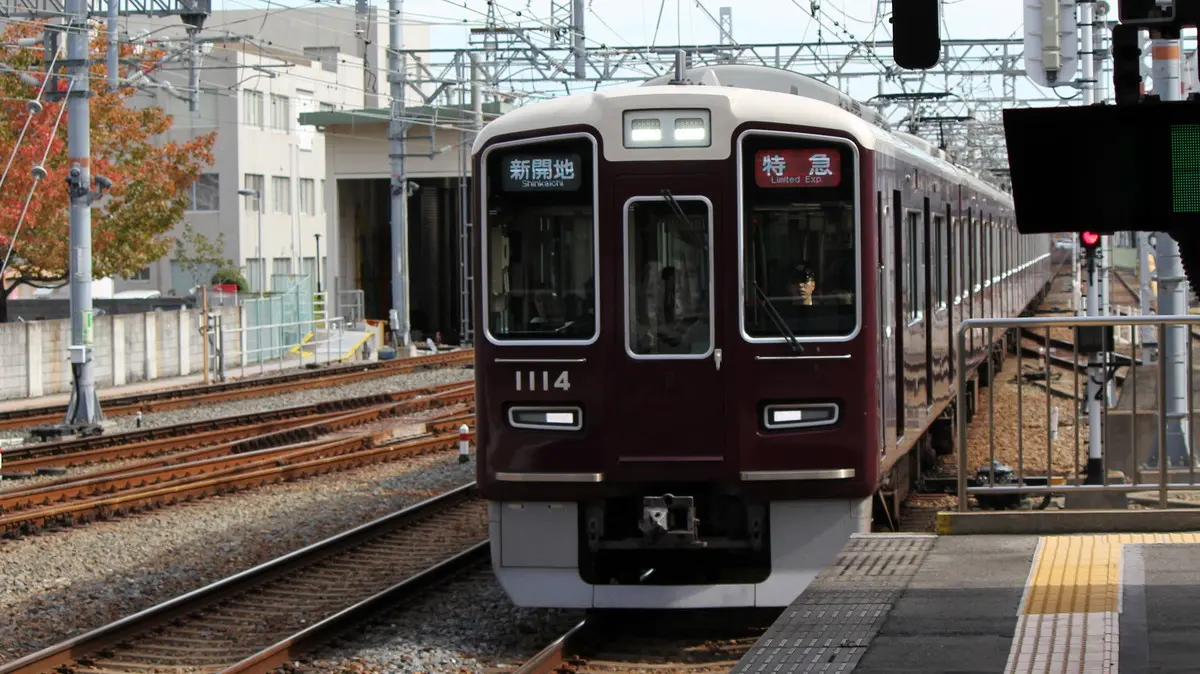 A Hankyu Kobe Main Line 1000 series train arriving at Nishinomiya-Kitaguchi Station