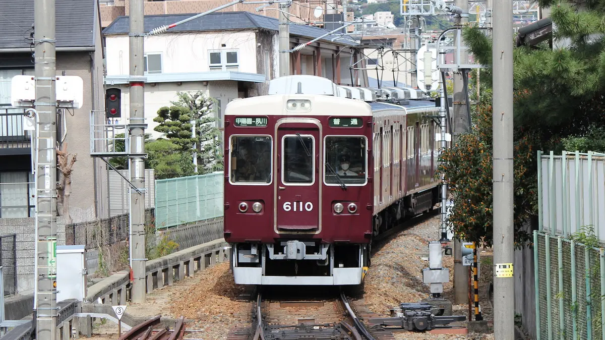 A Hankyu Koyo Line 6000 series train arriving at Shukugawa Station