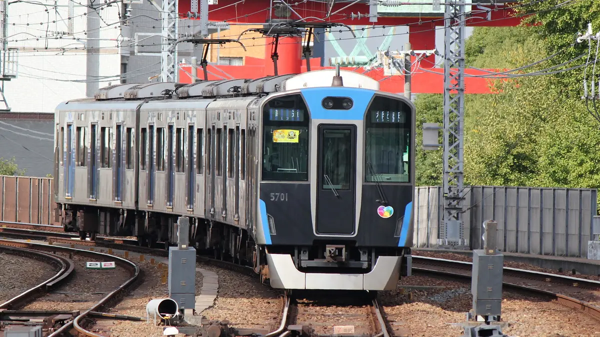 A Hanshin 5700 series train heading towards Hanshin Amagasaki Station on the Hanshin Main Line