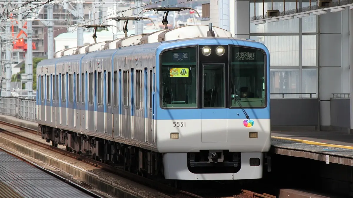 A Hanshin Main Line 5550 series train arriving at Imazu Station