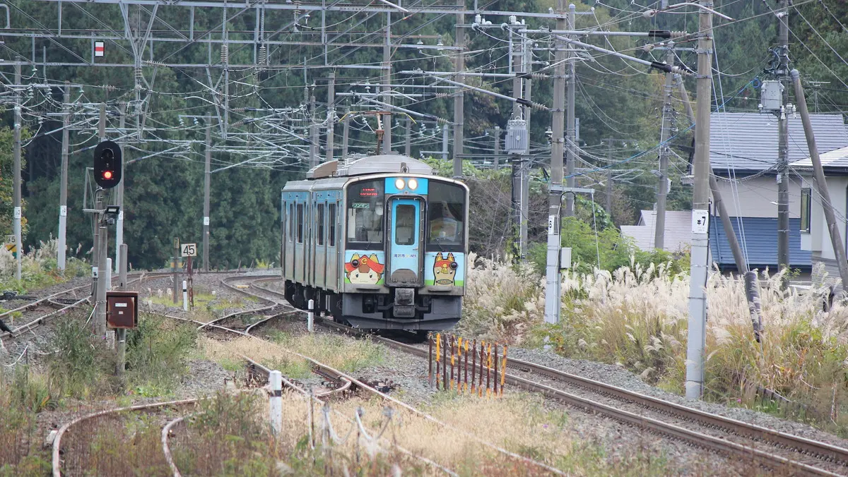 A specially painted IGR7000 series train of the IGR line running near Takizawa Station