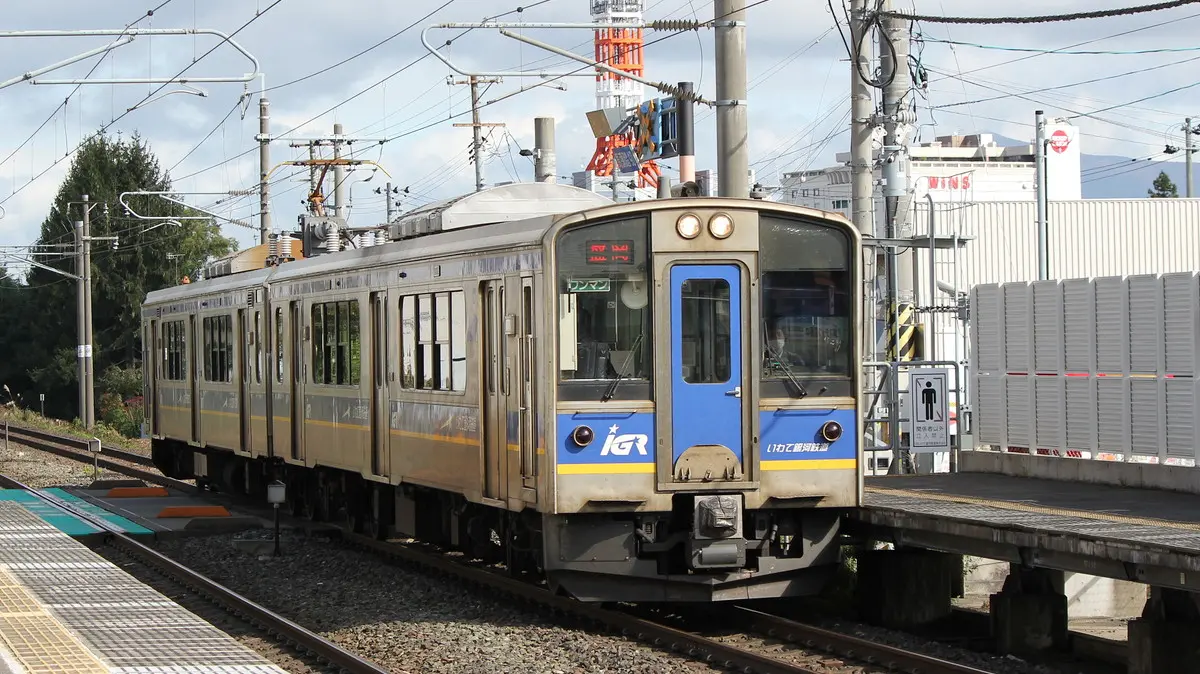 青山駅に到着するいわて銀河鉄道線IGR7000系電車