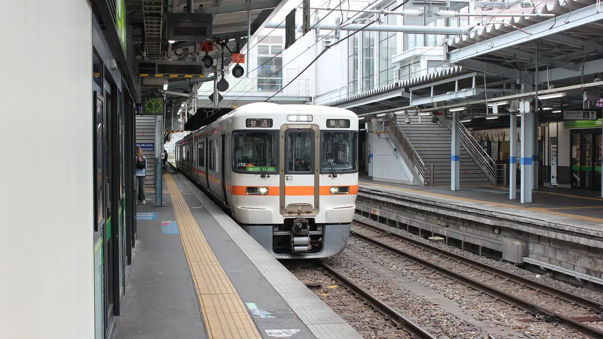 松本駅で出発を待つ飯田線直通の313系3000番台電車