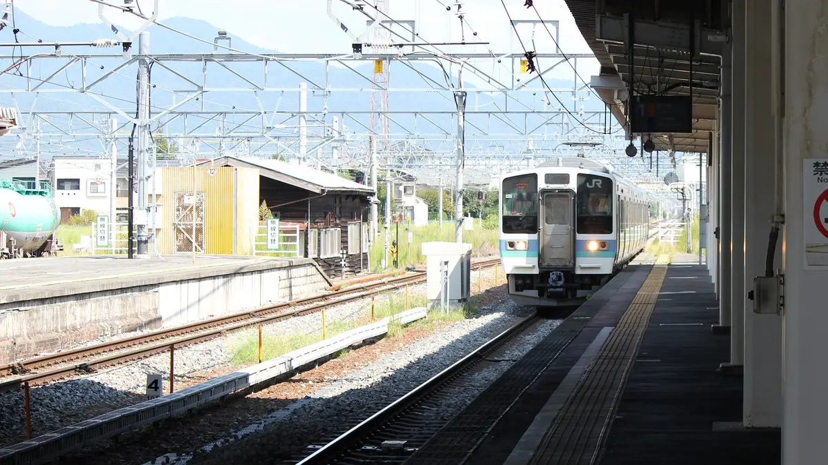 篠ノ井駅に到着する飯田線直通の快速みすず211系電車