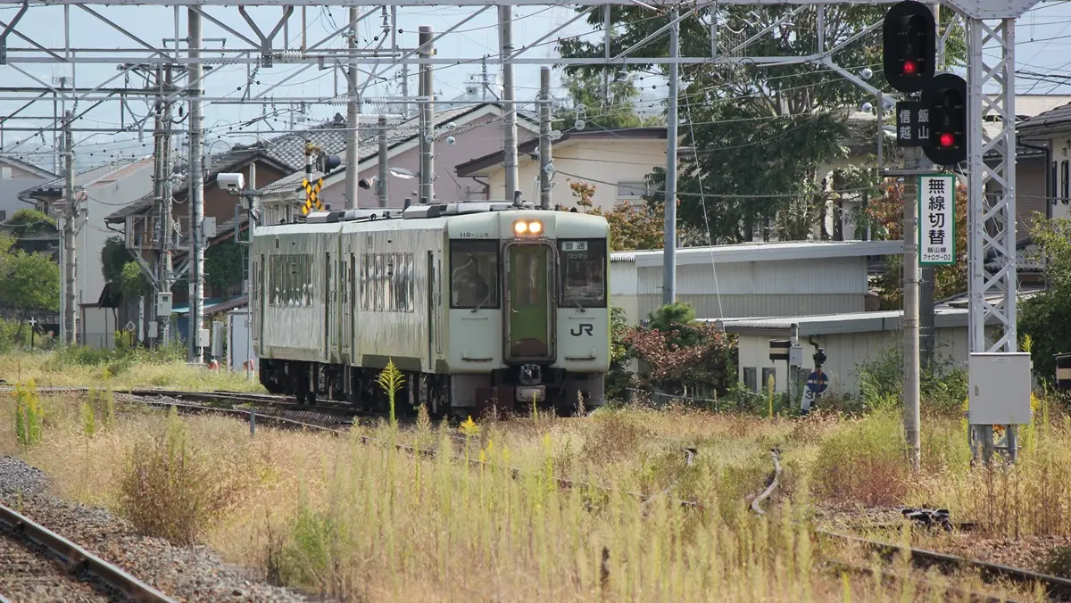 Iiyama Line Kiha 110 series diesel railcar arriving at Toyono Station
