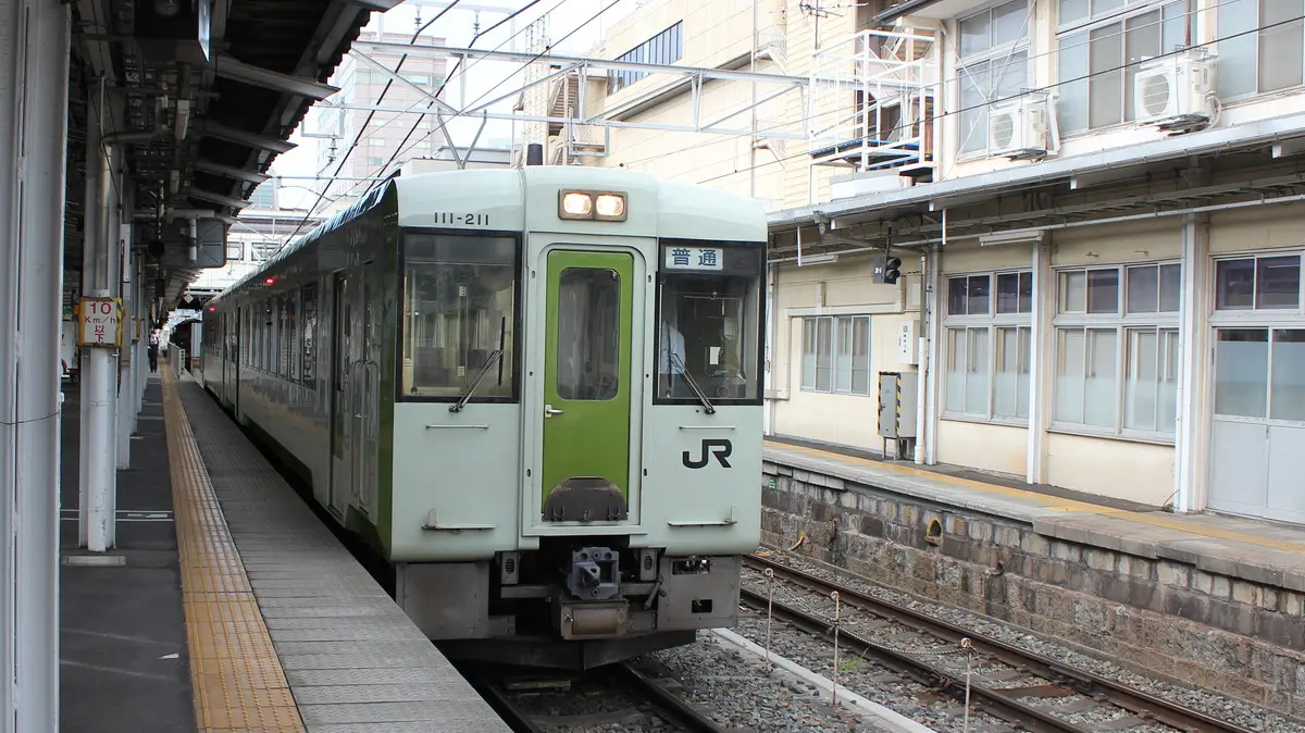 Iiyama Line Kiha 110 series diesel railcar waiting to depart at Nagano Station
