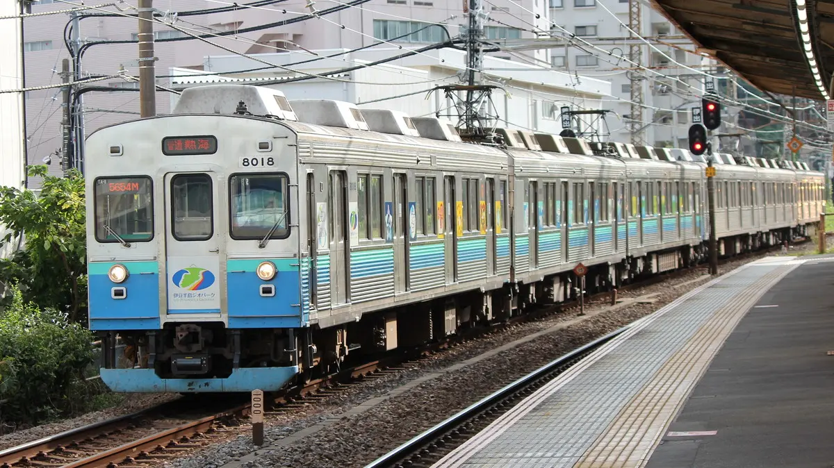 熱海駅へ向かう伊豆急行線8000系電車