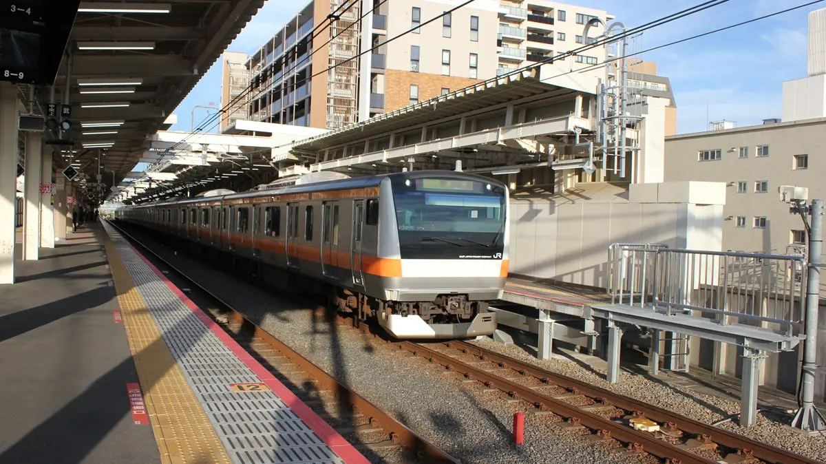 国立駅に到着したJR中央線E233系電車