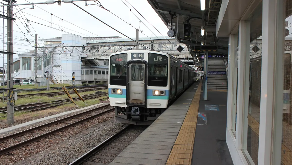 Chuo Main Line 211 series train heading from Matsumoto to Chino