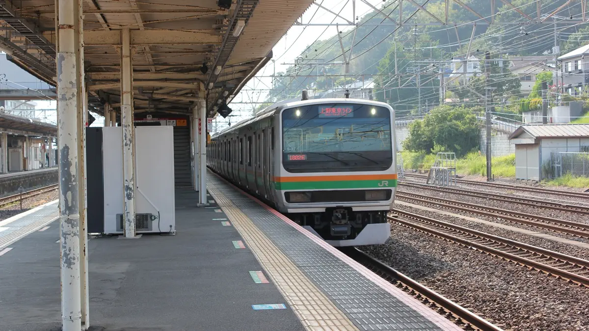 The Ito Line E231 series train, which runs directly on the Ueno-Tokyo Line, arrives at Kozu Station