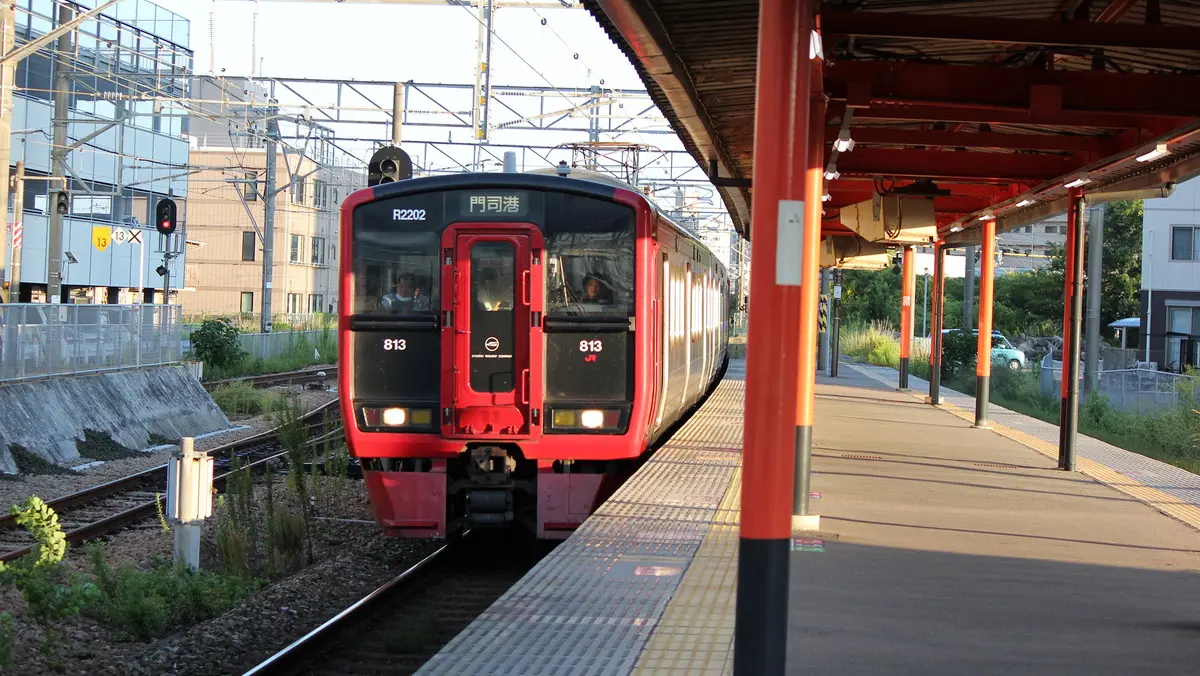 JR Kyushu 813 series train arriving at Futsukaichi Station