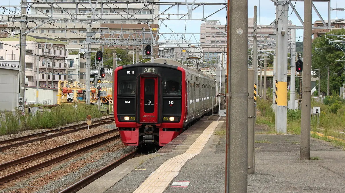 JR Kyushu 813 series train arriving at Kashii Station