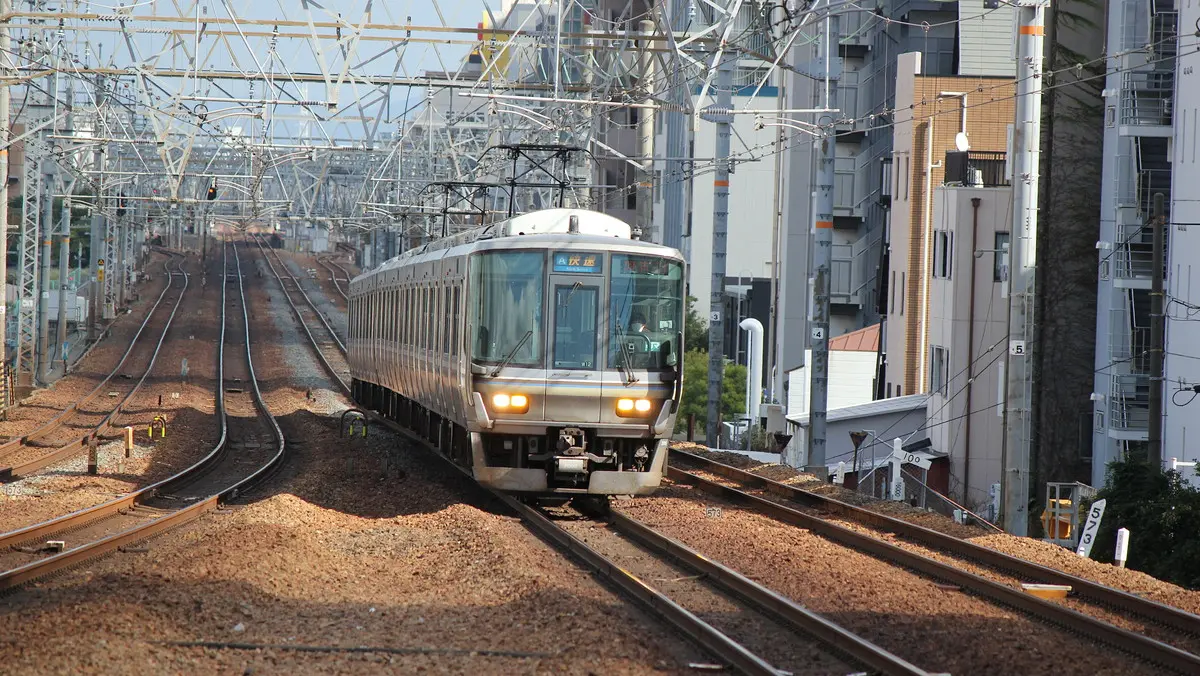 A JR Kobe Line 223 series train heading towards Sakura-Shukugawa Station