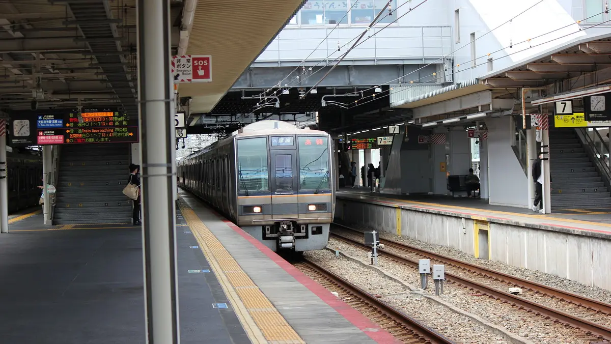 A JR Kobe Line 207 series train arriving at JR Amagasaki Station