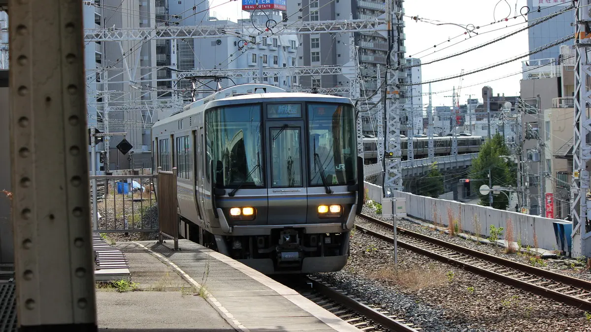A 225 series train on the JR Kyoto Line arriving at Kobe Station