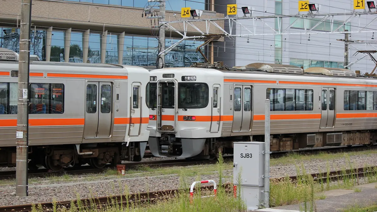 松本駅で車庫に停車中の中央西線313系電車
