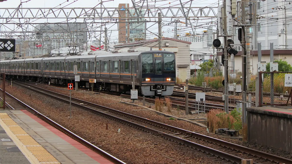 A JR 207 series train on the JR Takarazuka Line arriving at JR Amagasaki Station