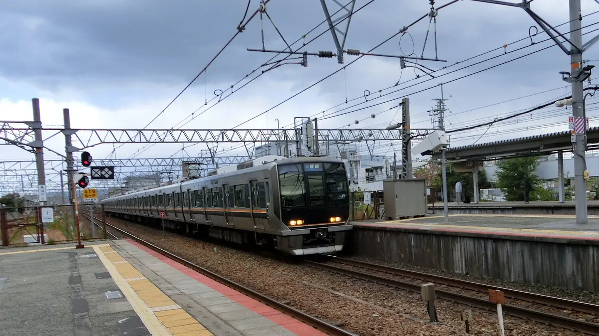 A JR 207 series train arriving at JR Amagasaki Station on the JR Tozai Line