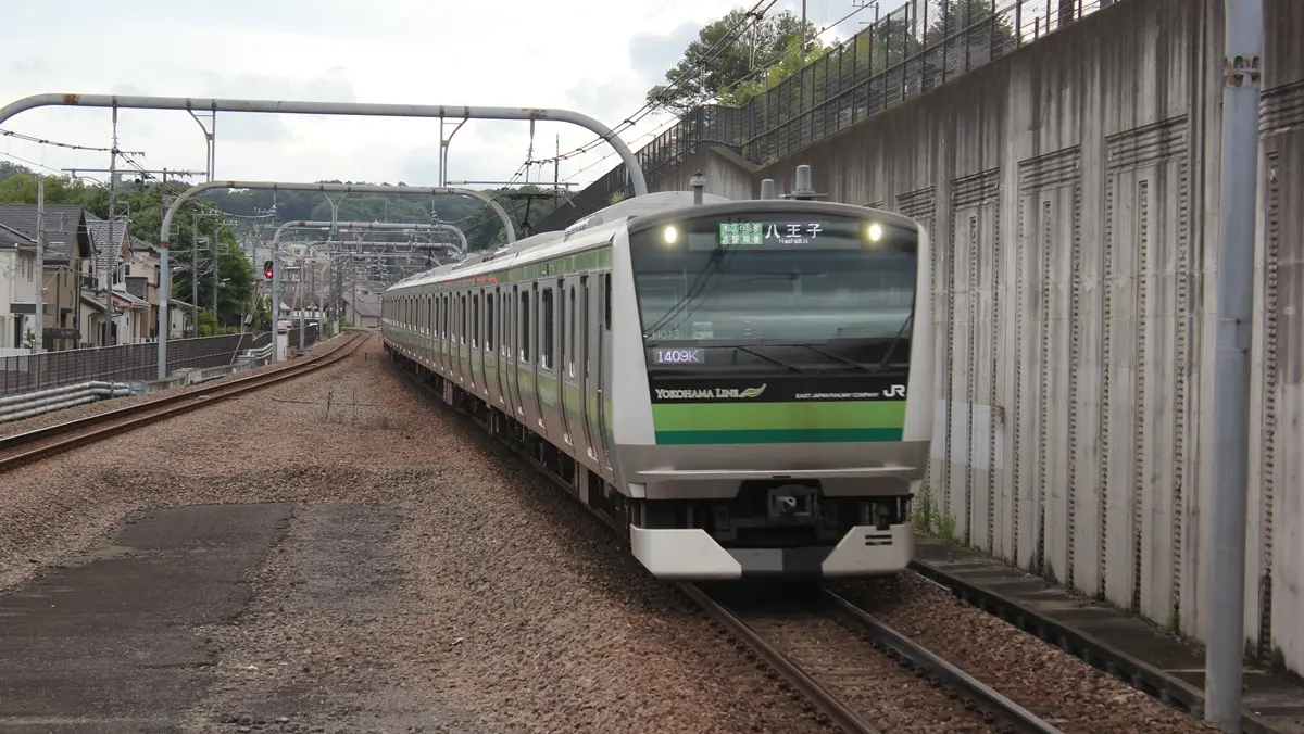 JR Yokohama Line E233 series train arriving at Hachioji Minamino Station