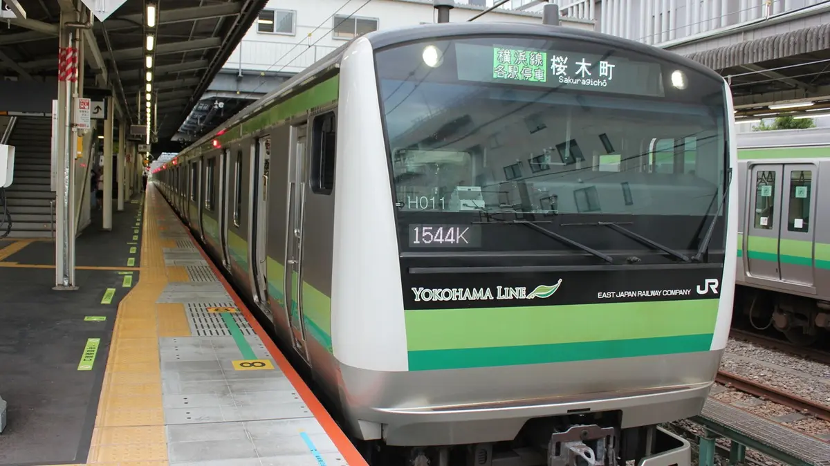 JR Yokohama Line E233 series train stopped at Hashimoto Station