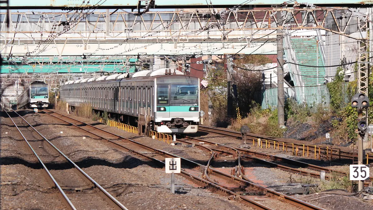 柏駅の車庫に停車中の常磐緩行線E233系2000番台電車